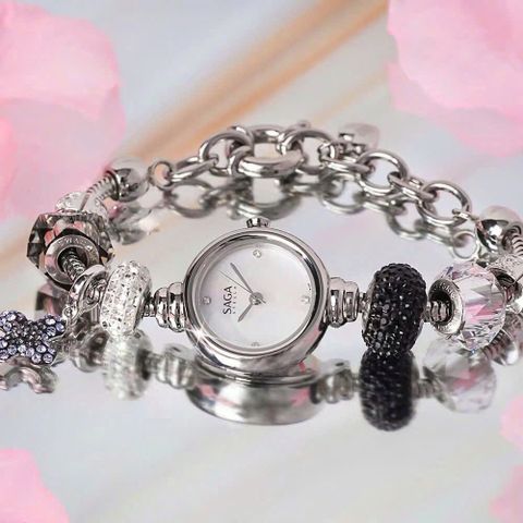  Saga Charm 53229-SVMWSV-4 – Nữ – Quartz (Pin) – Mặt Số 20mm, Kính Cứng, Chống Nước 3ATM 