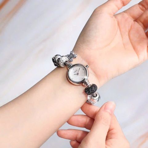  Saga Charm 53229-SVMWSV-4 – Nữ – Quartz (Pin) – Mặt Số 20mm, Kính Cứng, Chống Nước 3ATM 