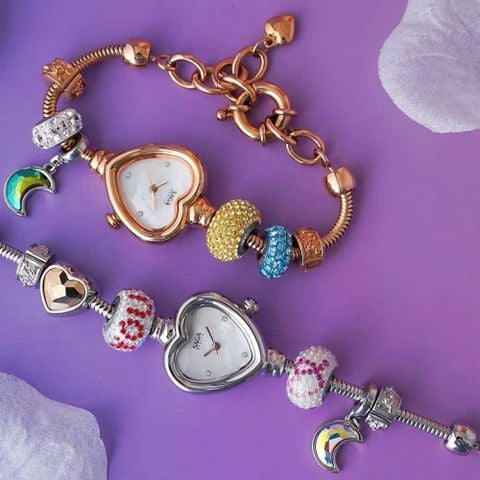  Saga Charm 71825-RGMWRG-4 – Nữ – Quartz (Pin) – Mặt Số 24mm, Kính Cứng, Chống Nước 3ATM 
