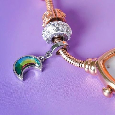  Saga Charm 71825-RGMWRG-4 – Nữ – Quartz (Pin) – Mặt Số 24mm, Kính Cứng, Chống Nước 3ATM 