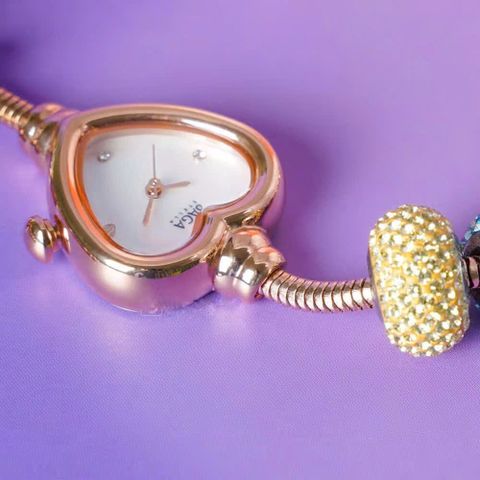  Saga Charm 71825-RGMWRG-4 – Nữ – Quartz (Pin) – Mặt Số 24mm, Kính Cứng, Chống Nước 3ATM 