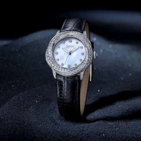  Saga 53375-SVMWBK-2 – Nữ – Kính Cứng – Quartz (Pin) – Cảm hứng từ khu vườn trong đêm – Những giọt pha lê trên nền hồ yên ả – Bộ máy đến từ Thụy Sỹ 