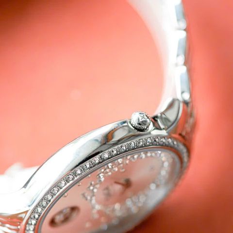  Saga 53766-SVSVSV-2 – Nữ – Kính Cứng – Quartz (Pin) – Mặt Số 39mm, Đính Đá Swarovski, Chống Nước 3ATM 