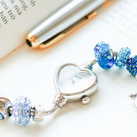  Saga 71825-SVMWSV-8 – Nữ – Quartz (Pin) – Mặt Số 24mm, Kính Cứng, Đá Swarovski 