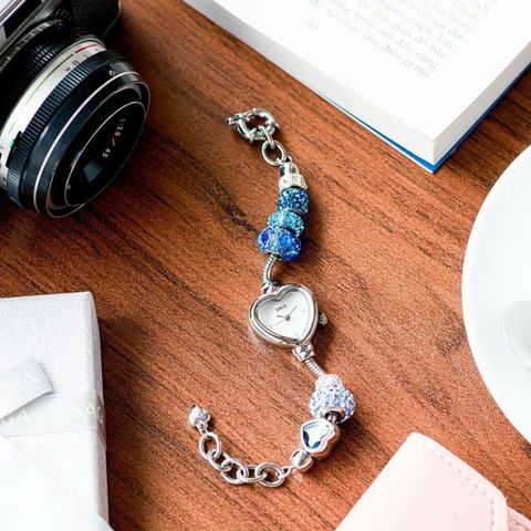  Saga 71825-SVMWSV-8 – Nữ – Quartz (Pin) – Mặt Số 24mm, Kính Cứng, Đá Swarovski 