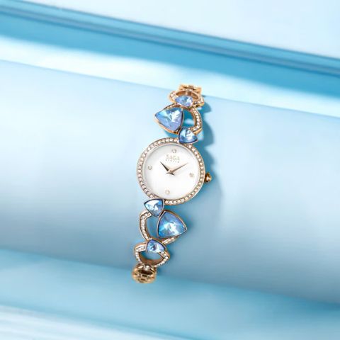  Saga 53767-CGMWBL-2 – Nữ – Quartz (Pin) – Dải ngân hà lung linh trên vòng tay – Sắc xanh huyền diệu từ những viên ngọc lấp lánh 