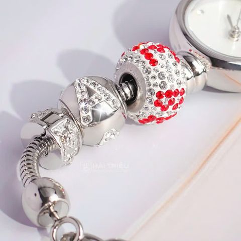  Saga Charm 53229-SVMWSV-9 – Nữ – Quartz (Pin) – Mặt Số 20mm, Kính Cứng, Chống Nước 3ATM 