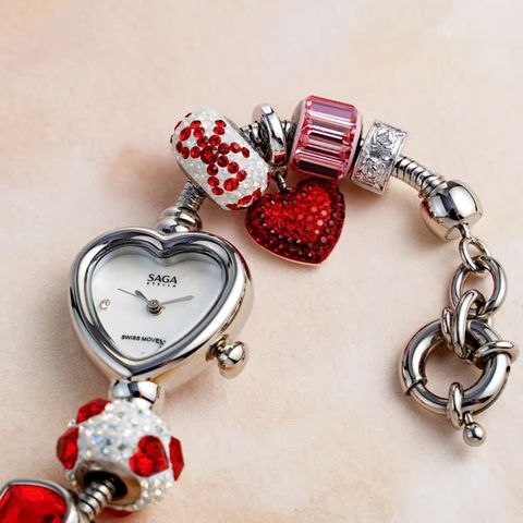  Saga Charm 71825-SVMWSV-7 – Nữ – Quartz (Pin) – Mặt số xà cừ chuyển sắc – Bộ Charm lấp lánh – Đính đá Swarovski 