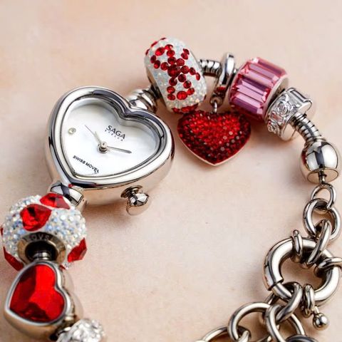  Saga Charm 71825-SVMWSV-7 – Nữ – Quartz (Pin) – Mặt số xà cừ chuyển sắc – Bộ Charm lấp lánh – Đính đá Swarovski 