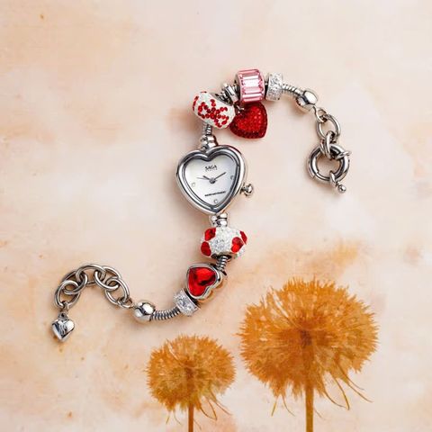  Saga Charm 71825-SVMWSV-7 – Nữ – Quartz (Pin) – Mặt số xà cừ chuyển sắc – Bộ Charm lấp lánh – Đính đá Swarovski 
