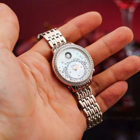  Saga 53766-GPMWGP-2 – Nữ – Kính cứng – Quartz (Pin) – Mặt số pha lê lộng lẫy – Dây đeo kim loại mạ vàng demi 