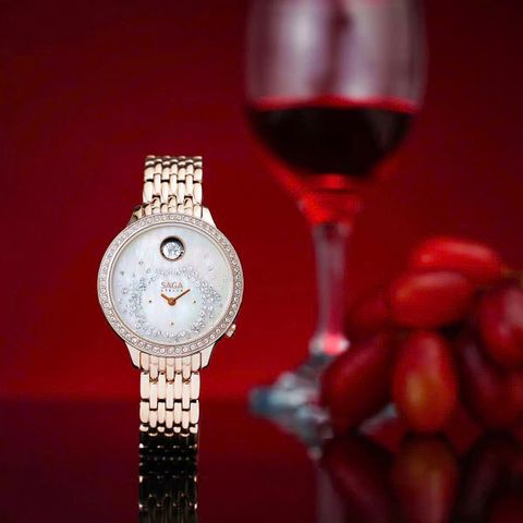  Saga 53766-GPMWGP-2 – Nữ – Kính cứng – Quartz (Pin) – Mặt số pha lê lộng lẫy – Dây đeo kim loại mạ vàng demi 