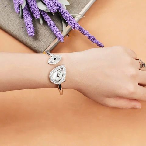  Saga Stella 71865-SVMWSV-2S – Nữ – Mineral Crystal – Quartz (Pin) – Mặt Số 20mm, Đính Swarovski, Khảm Xà Cừ 