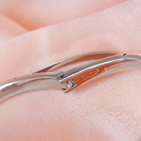  Saga Stella 53585-SVMWSV-2S – Nữ – Mineral Crystal – Quartz (Pin) – Mặt Số 19mm, Đính Swarovski, Khảm Xà Cừ 