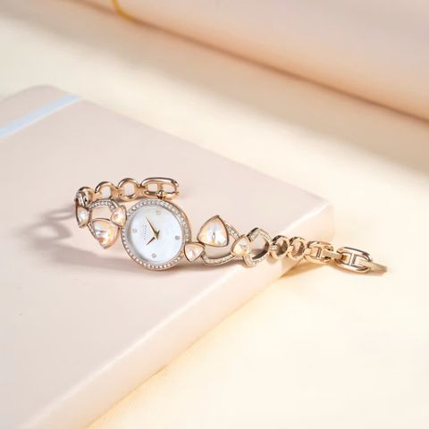  Saga 53767-CGMWCG-2 – Nữ – Quartz (Pin) – Giọt sương tinh khôi điểm xuyết trên nền mặt số ngũ sắc – Tam giác Reuleaux lấp lánh trên vòng tay 