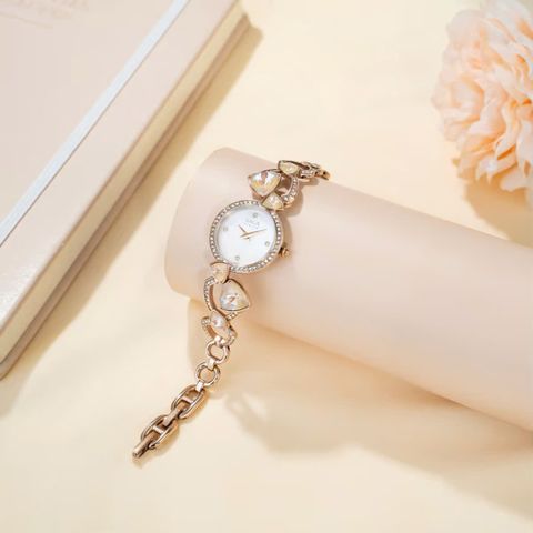  Saga 53767-CGMWCG-2 – Nữ – Quartz (Pin) – Giọt sương tinh khôi điểm xuyết trên nền mặt số ngũ sắc – Tam giác Reuleaux lấp lánh trên vòng tay 