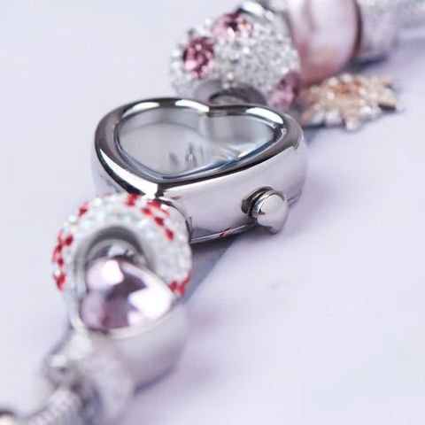  Saga Charm 71825-SVMWSV-10 – Nữ – Mặt số xà cừ chuyển sắc – Đính đá Swarovski – Bộ dây charm quyền quý 