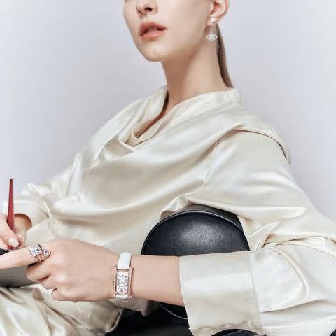  Saga Stella 71836-RGSVWH-2 – Nữ – Kính cứng – Quartz (pin) – Mặt số chữ nhật 20x37mm – Viền đá Swarovski lấp lánh – Dây da trắng sang trọng 
