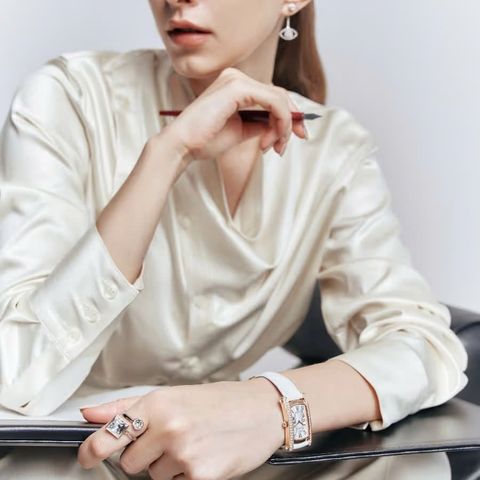  Saga Stella 71836-RGSVWH-2 – Nữ – Kính cứng – Quartz (pin) – Mặt số chữ nhật 20x37mm – Viền đá Swarovski lấp lánh – Dây da trắng sang trọng 