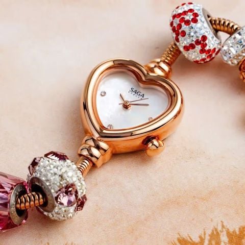  Saga Charm 71825-RGMWRG-5 – Nữ – Quartz (Pin) – Đính đá Swarovski – Mặt số khảm xà cừ – Mạ vàng PVD 