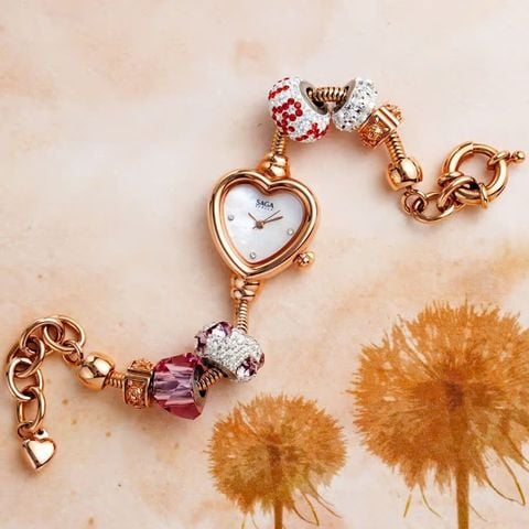  Saga Charm 71825-RGMWRG-5 – Nữ – Quartz (Pin) – Đính đá Swarovski – Mặt số khảm xà cừ – Mạ vàng PVD 