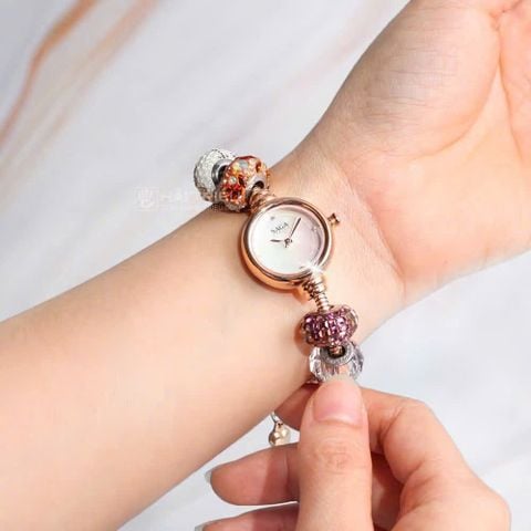  Saga Charm 53229-RGMWRG-4 – Nữ – Quartz (Pin) – Mặt Số 20mm, Kính Cứng, Chống Nước 3ATM 