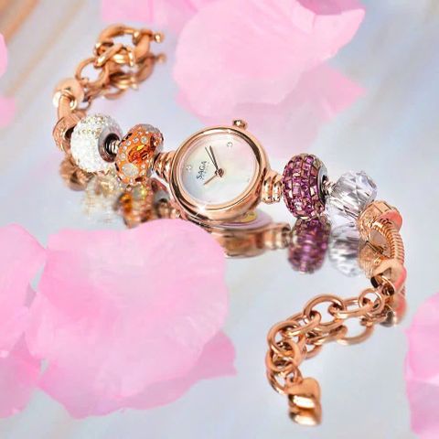  Saga Charm 53229-RGMWRG-4 – Nữ – Quartz (Pin) – Mặt Số 20mm, Kính Cứng, Chống Nước 3ATM 