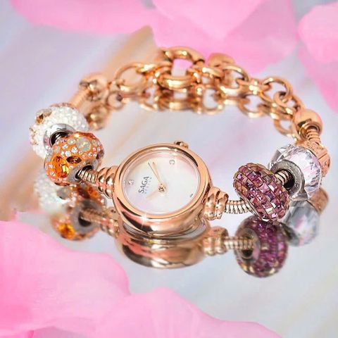  Saga Charm 53229-RGMWRG-4 – Nữ – Quartz (Pin) – Mặt Số 20mm, Kính Cứng, Chống Nước 3ATM 