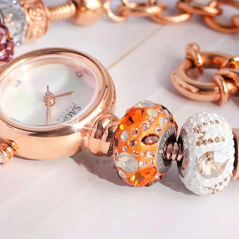  Saga Charm 53229-RGMWRG-4 – Nữ – Quartz (Pin) – Mặt Số 20mm, Kính Cứng, Chống Nước 3ATM 