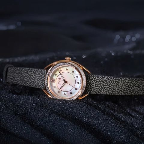  Saga Crush 53628-RGMGGE-2 – Nữ – Quartz (Pin) – Mặt Số 33mm, Đính Đá Swarovski, Khảm Xà Cừ 