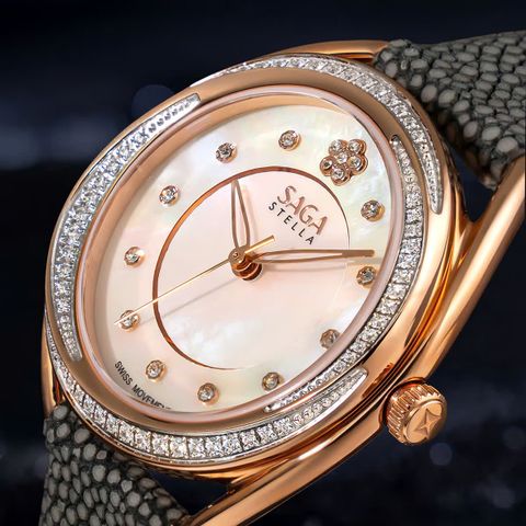  Saga Crush 53628-RGMGGE-2 – Nữ – Quartz (Pin) – Mặt Số 33mm, Đính Đá Swarovski, Khảm Xà Cừ 