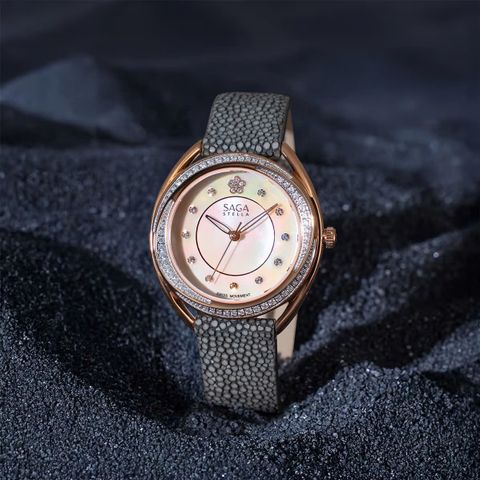  Saga Crush 53628-RGMGGE-2 – Nữ – Quartz (Pin) – Mặt Số 33mm, Đính Đá Swarovski, Khảm Xà Cừ 