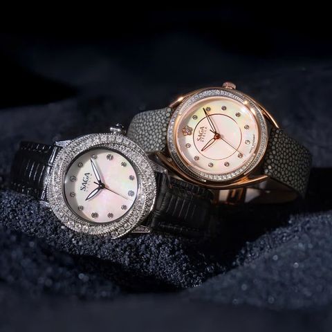  Saga Crush 53628-RGMGGE-2 – Nữ – Quartz (Pin) – Mặt Số 33mm, Đính Đá Swarovski, Khảm Xà Cừ 