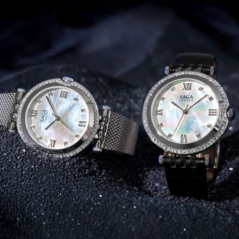  Saga Signature 53458-SVMWSW-2L – Nữ – Quartz (Pin) – Dây Kim Loại – Làn nước tinh khôi nơi mặt số – Nhịp đập từ Thụy Sỹ 