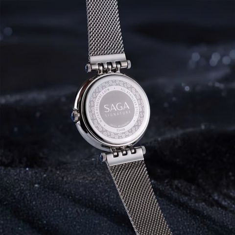  Saga Signature 53458-SVMWSW-2L – Nữ – Quartz (Pin) – Dây Kim Loại – Làn nước tinh khôi nơi mặt số – Nhịp đập từ Thụy Sỹ 