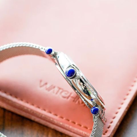  Saga Signature 53458-SVMWSW-2L – Nữ – Quartz (Pin) – Dây Kim Loại – Làn nước tinh khôi nơi mặt số – Nhịp đập từ Thụy Sỹ 