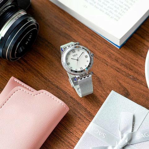  Saga Signature 53458-SVMWSW-2L – Nữ – Quartz (Pin) – Dây Kim Loại – Làn nước tinh khôi nơi mặt số – Nhịp đập từ Thụy Sỹ 
