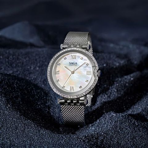  Saga Signature 53458-SVMWSW-2L – Nữ – Quartz (Pin) – Dây Kim Loại – Làn nước tinh khôi nơi mặt số – Nhịp đập từ Thụy Sỹ 