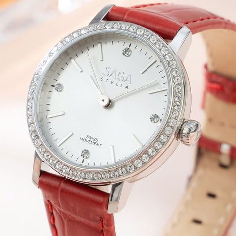  Saga Stella Chance 53578-SVSVRD-2 – Nữ – Kính cứng – Quartz (Pin) – Đính đá Swarovski – Sắc đỏ thời thượng – Dây da dập nổi vân cá sấu 