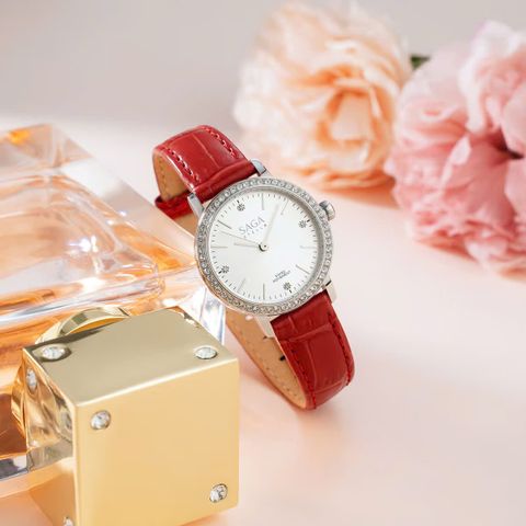  Saga Stella Chance 53578-SVSVRD-2 – Nữ – Kính cứng – Quartz (Pin) – Đính đá Swarovski – Sắc đỏ thời thượng – Dây da dập nổi vân cá sấu 