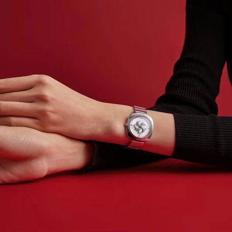  Saga 71993-SVMWSV-2 – Nữ – Kính Cứng – Ronda Quartz (Pin) – Mặt số 31.5 mm x 36 mm – Khảm Xà Cừ 