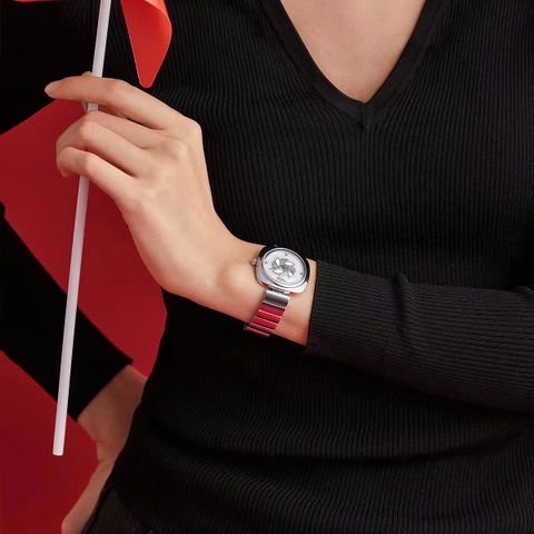  Saga 71993-SVMWSV-2 – Nữ – Kính Cứng – Ronda Quartz (Pin) – Mặt số 31.5 mm x 36 mm – Khảm Xà Cừ 