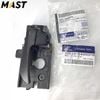 Tay mở cửa trong trước, trái