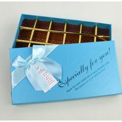 Hộp đựng socola 18 viên nơ chéo