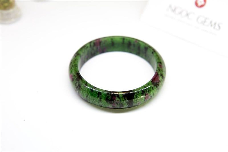 Vòng liền Ruby Zoisite