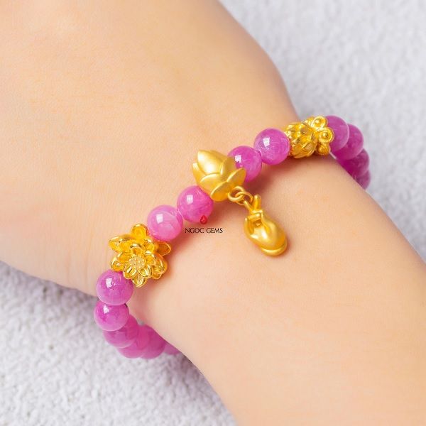 Vòng tay Ruby mix charm Phật thủ liên hoa và Hoa sen vàng 9999