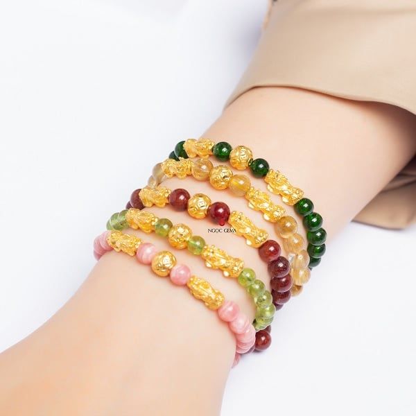 Vòng Tay Thạch Anh Tóc Đỏ, Tóc Vàng, Diopside, Peridot, Đá Đào Hoa mix charm vàng