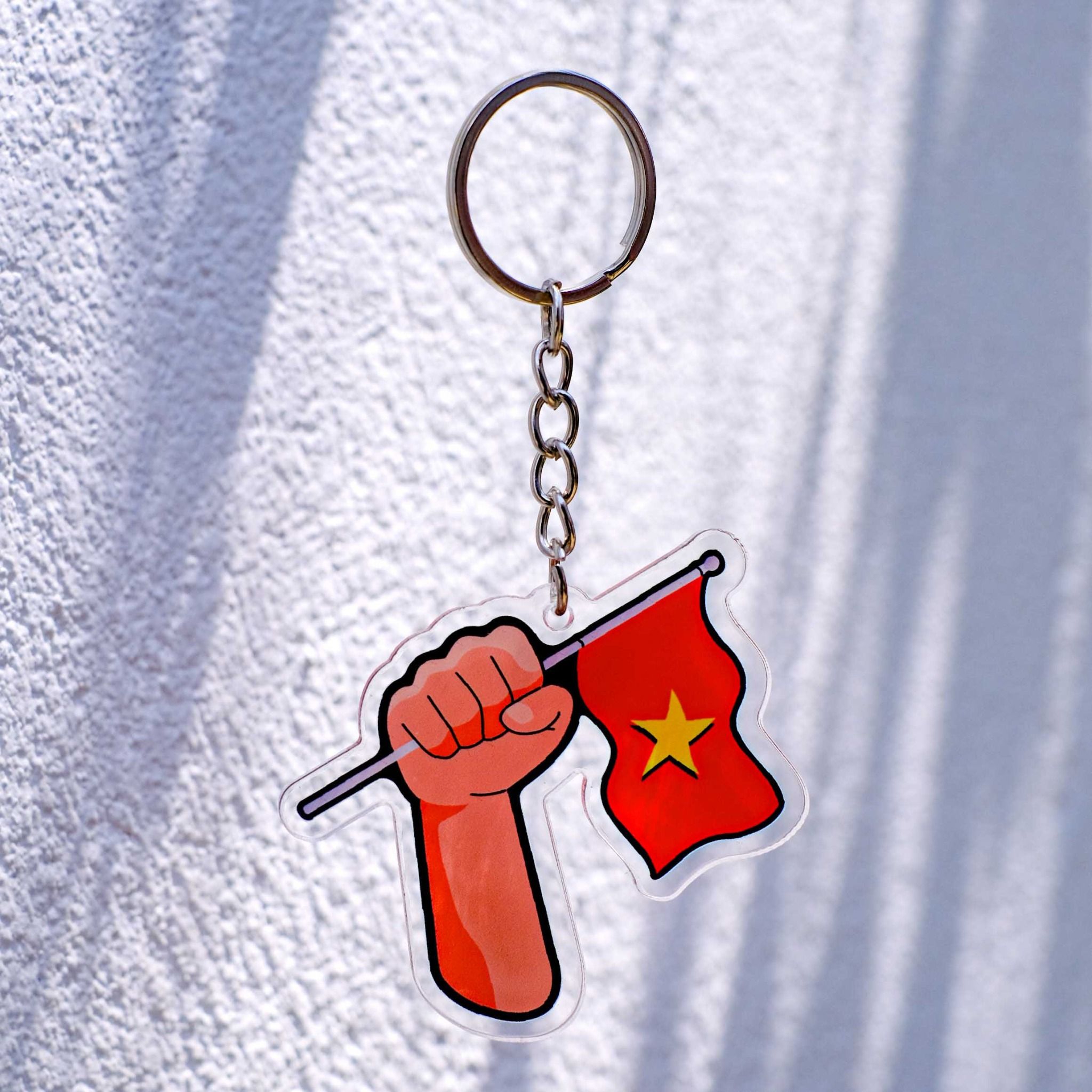 KC0001 Tay Cầm Cờ Việt Nam - Móc khóa Acrylic