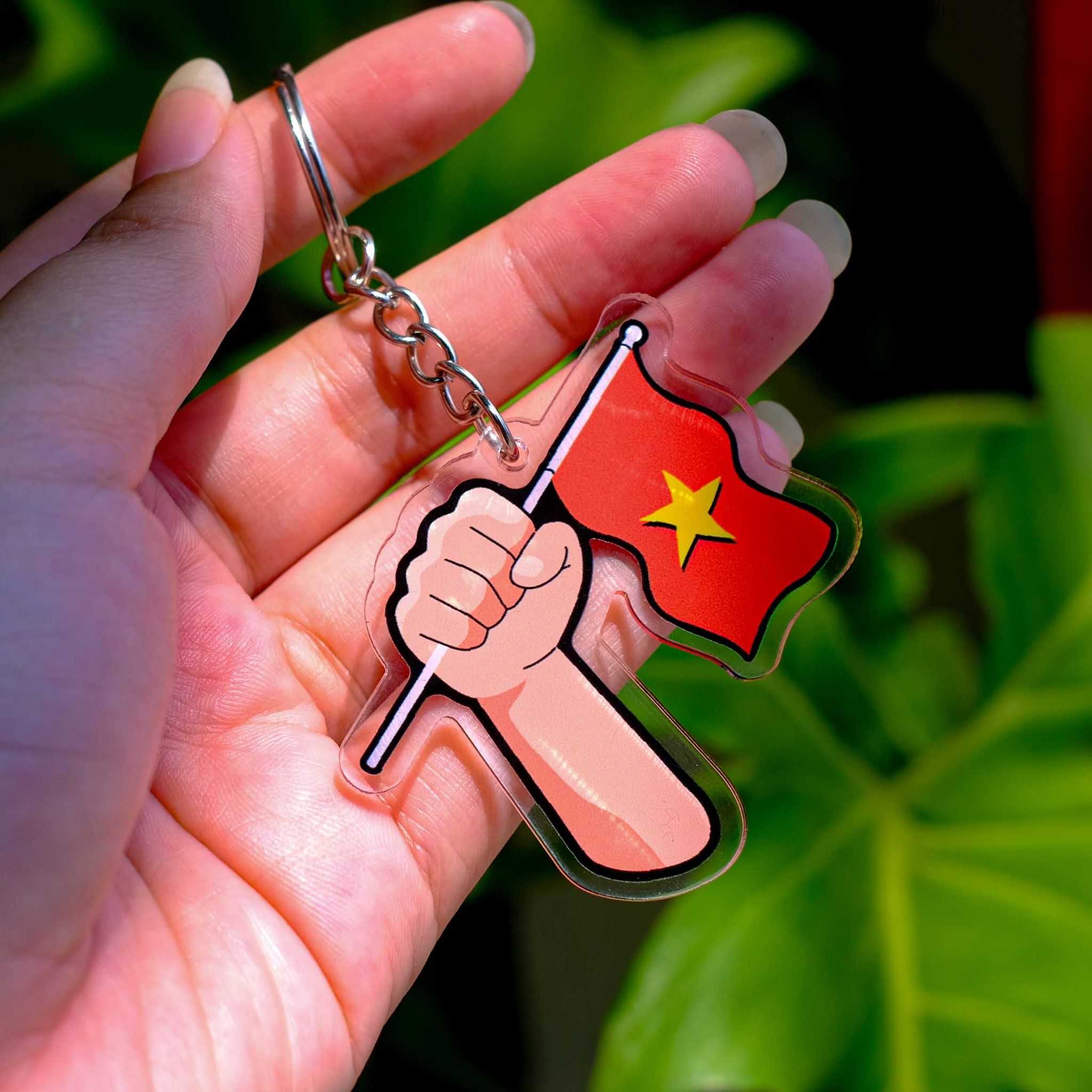 KC0001 Tay Cầm Cờ Việt Nam - Móc khóa Acrylic