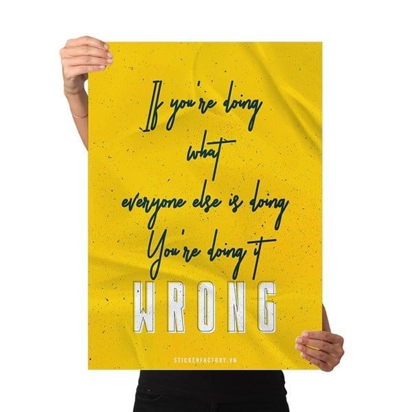 If you're doing what everyone else is doing, you're doing it wrong - Poster động lực Chân Kinh Startup